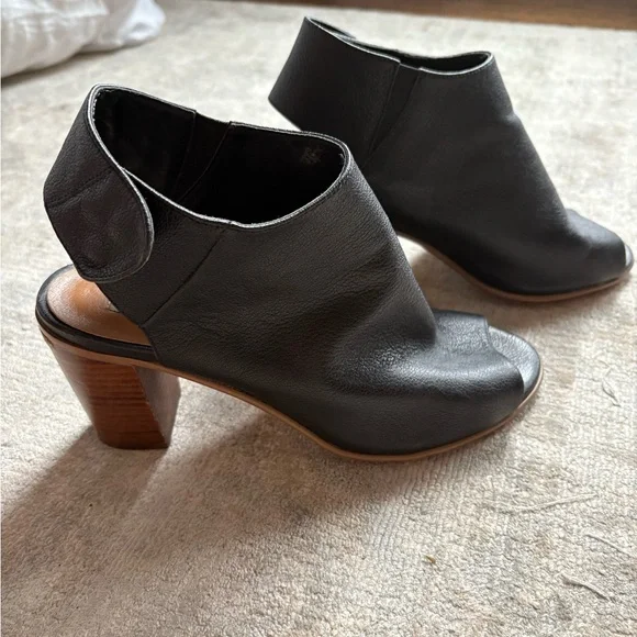 Steve Madden Black Leather Peep Toe Heels - Picture 1 of 4